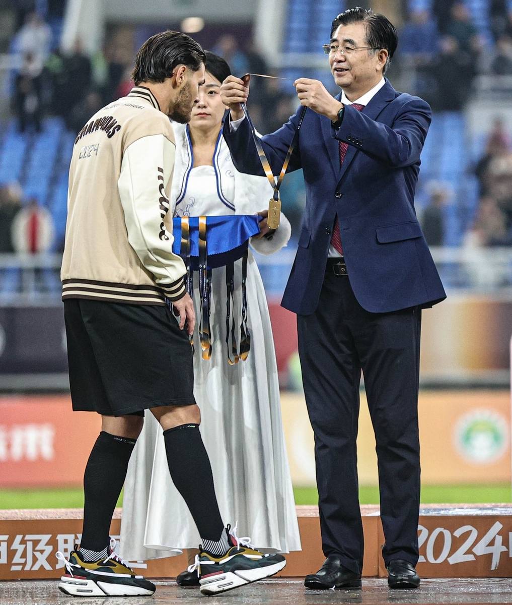 3-1！中国女足太强，冲击东亚冠军，宋凯督战，直播引热议(东亚杯女足中国对日本直播)