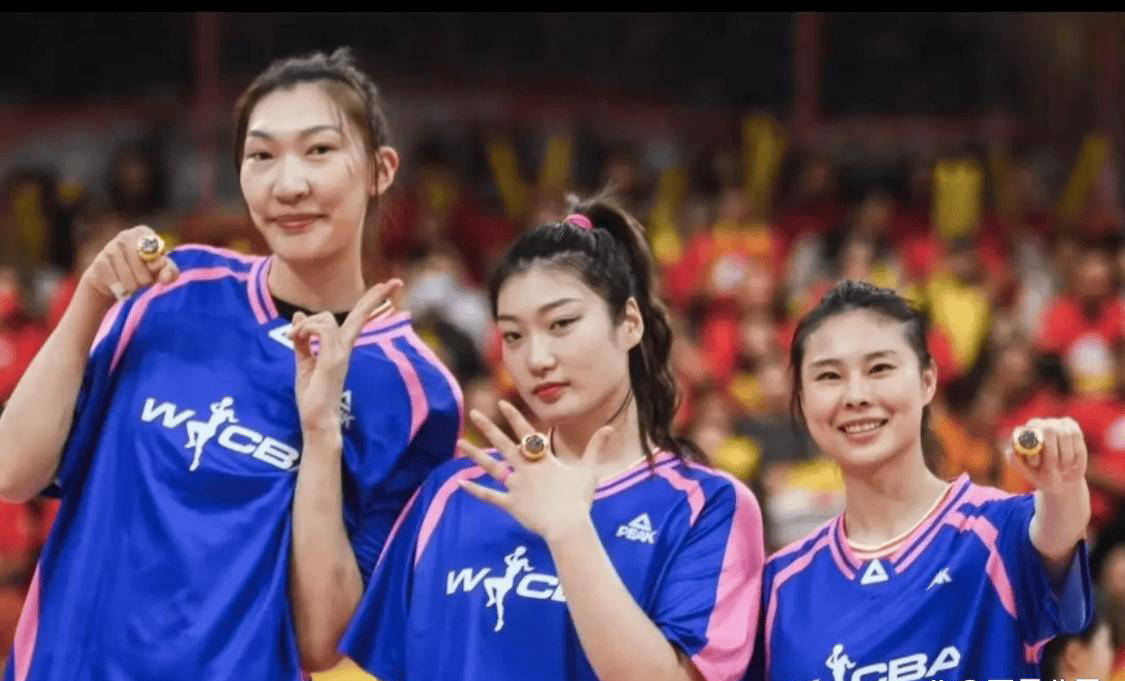 后卫发威！杨氏姐妹合砍20+12王思雨屡秀妙传抢眼(杨氏姐妹是谁)